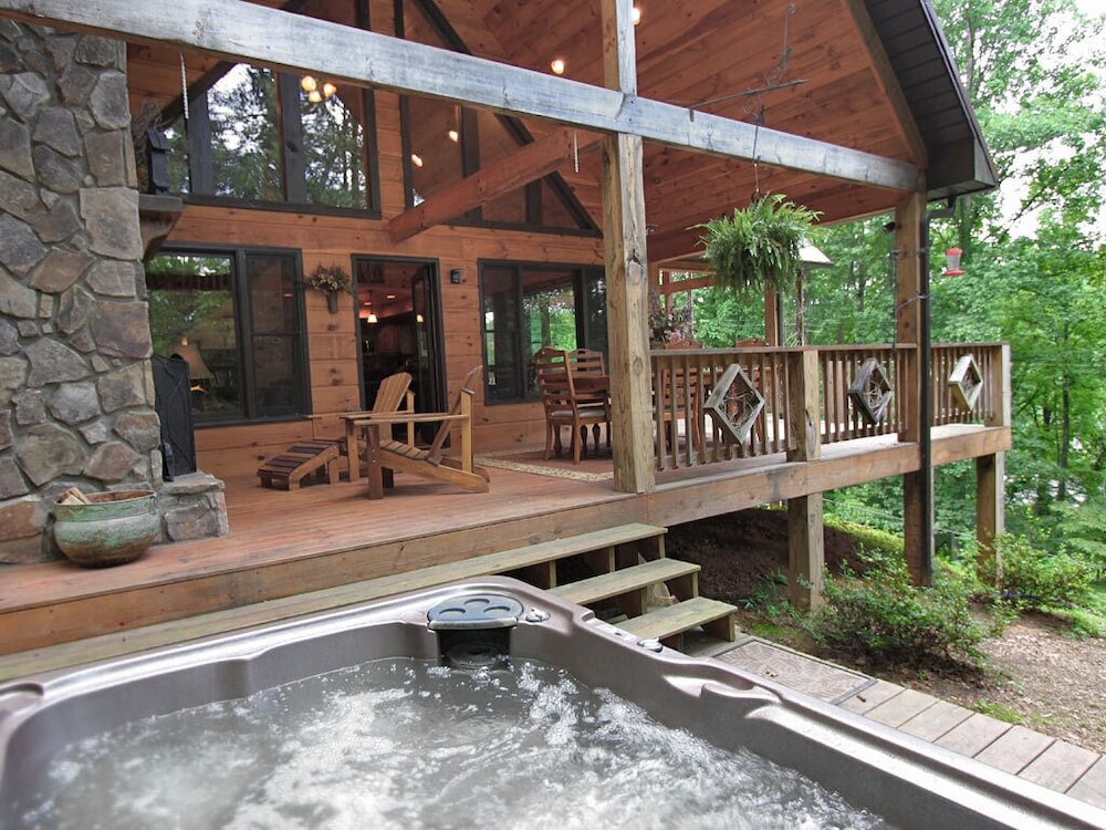 Cherokee Charm - Couple's Getaway Close to Casino - hot tub outdoor fireplace