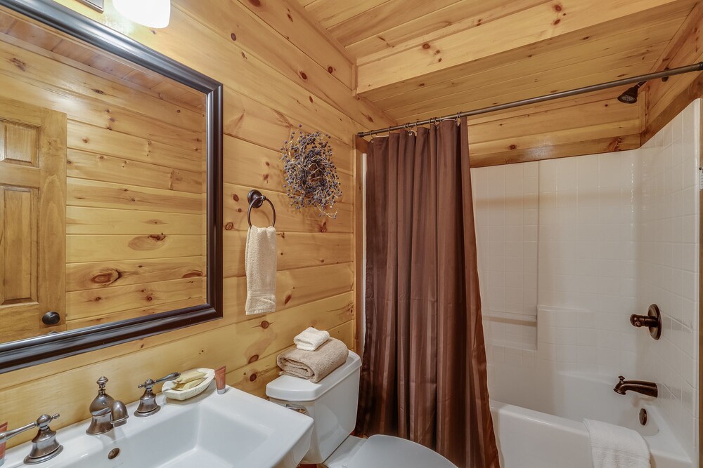 Cherokee Charm - Couple's Getaway Close to Casino - hot tub outdoor fireplace