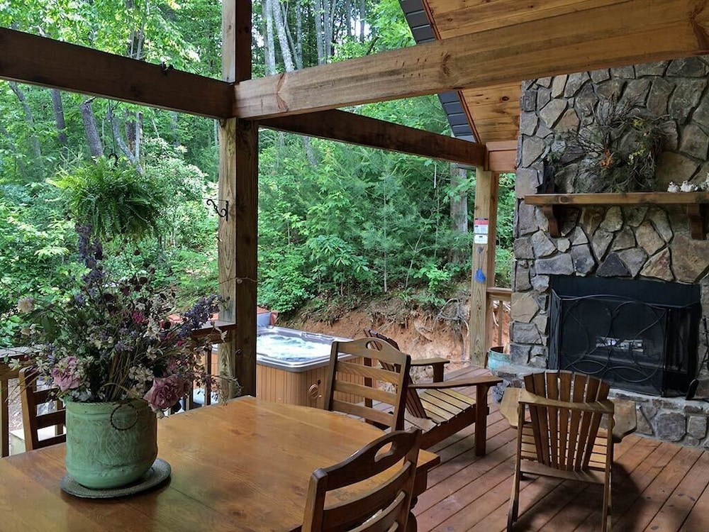 Cherokee Charm - Couple's Getaway Close to Casino - hot tub outdoor fireplace