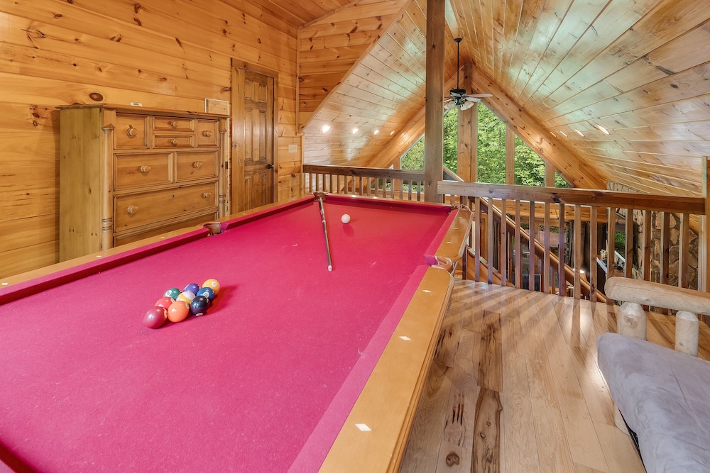 Cherokee Charm - Couple's Getaway Close to Casino - hot tub outdoor fireplace