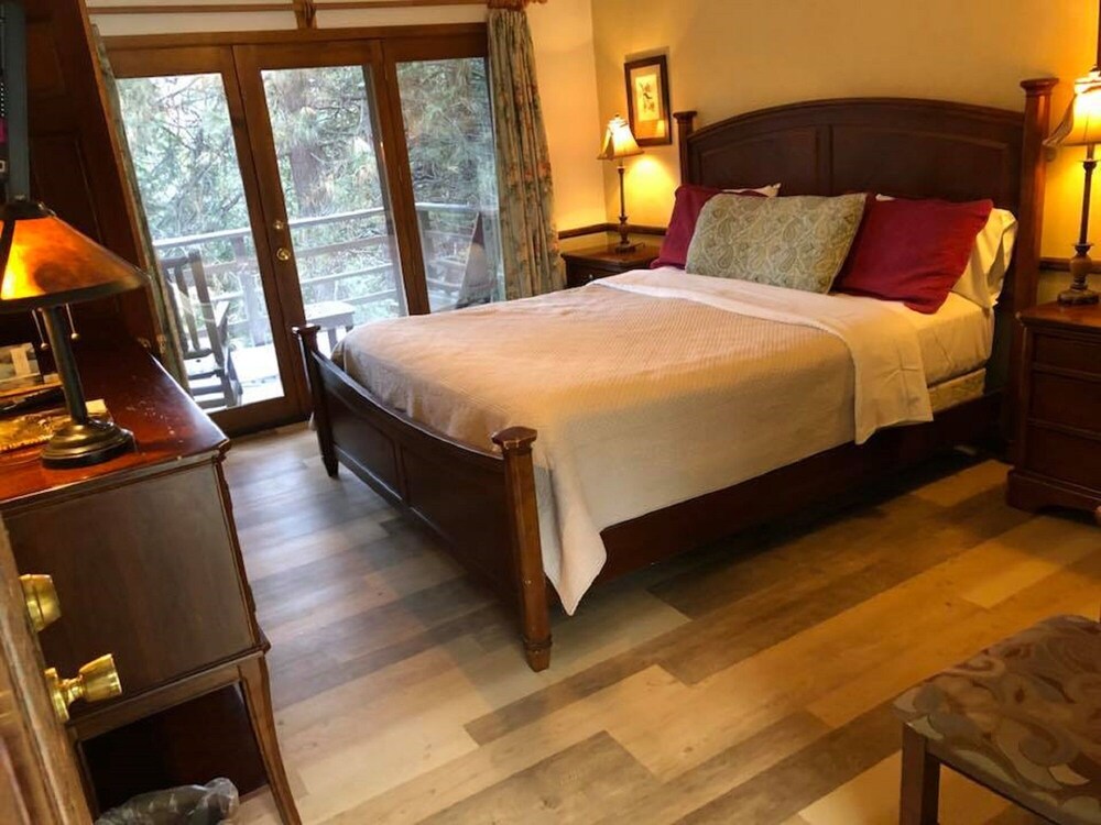 Narrow Gauge Inn - King Bedroom