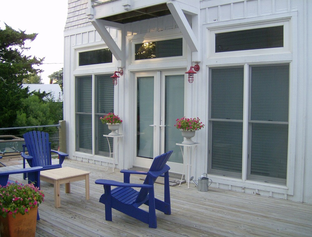 Unique, Romantic, Cozy, Island Cottage on #1 Beach in America