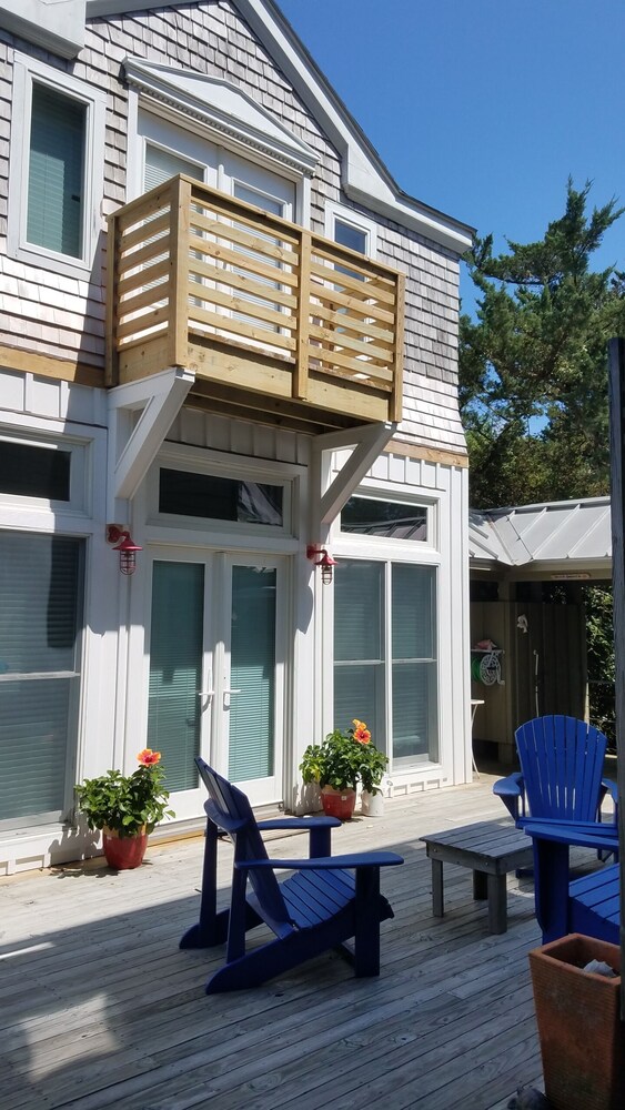 Unique, Romantic, Cozy, Island Cottage on #1 Beach in America