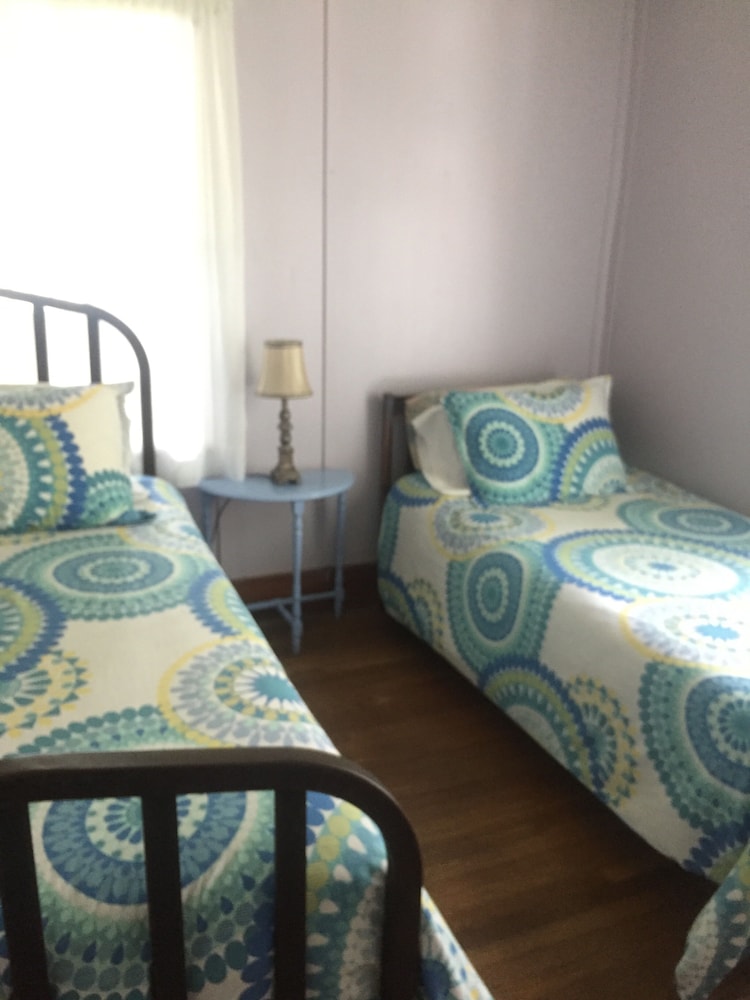 1920s Cuba Lake Cottage with 3 bedrooms and one bathroom, large yard