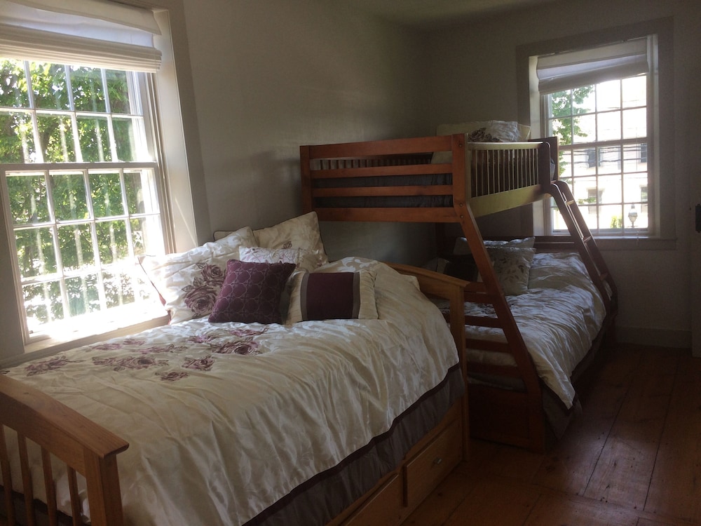 Large Home in Adamsville. Close to Vineyards, Breweries & Beaches