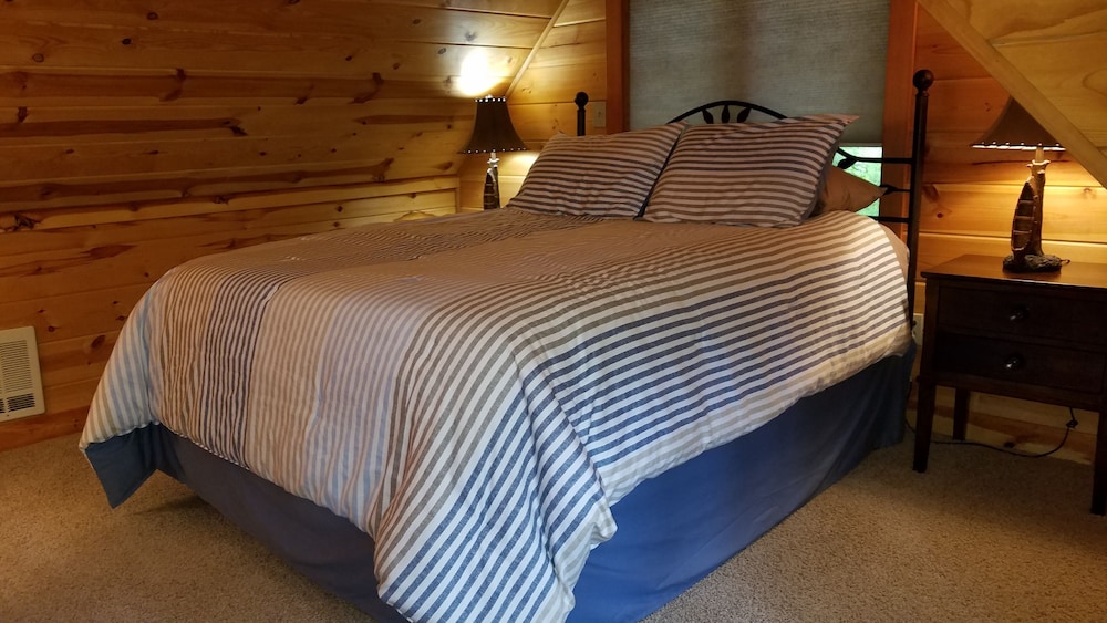 McKenzie Riverfront Cabin big screenedin porch, 1/2mi to Mckenzie