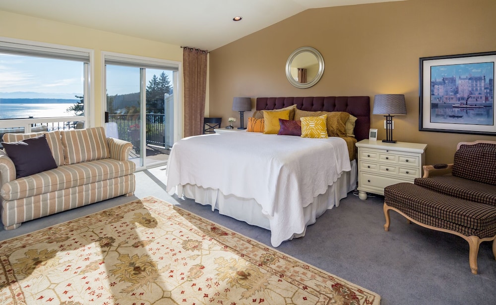 Amazing views, plenty of room to relax with AC and games for both