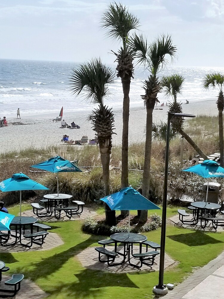 Beach Lover's Retreat - Romantic Oceanfront couples suite