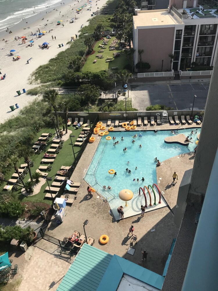 Beach Lover's Retreat - Romantic Oceanfront couples suite