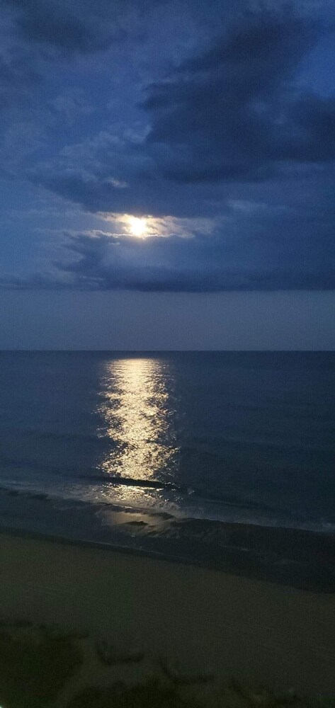 Beach Lover's Retreat - Romantic Oceanfront couples suite