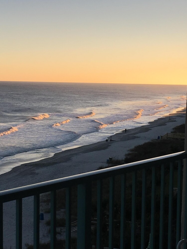 Beach Lover's Retreat - Romantic Oceanfront couples suite