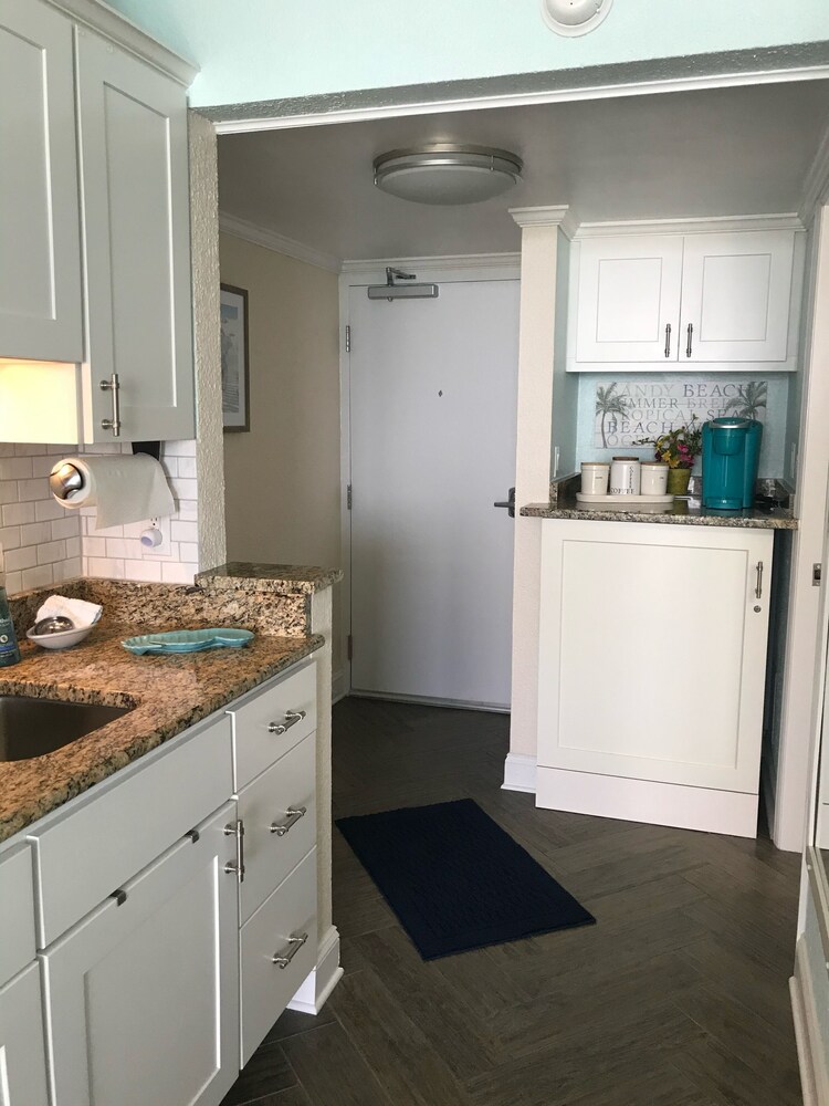 Beach Lover's Retreat - Romantic Oceanfront couples suite