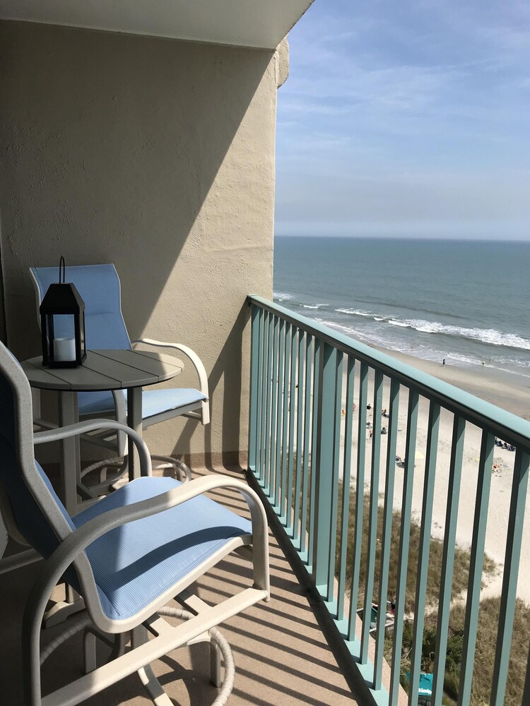 Beach Lover's Retreat - Romantic Oceanfront couples suite