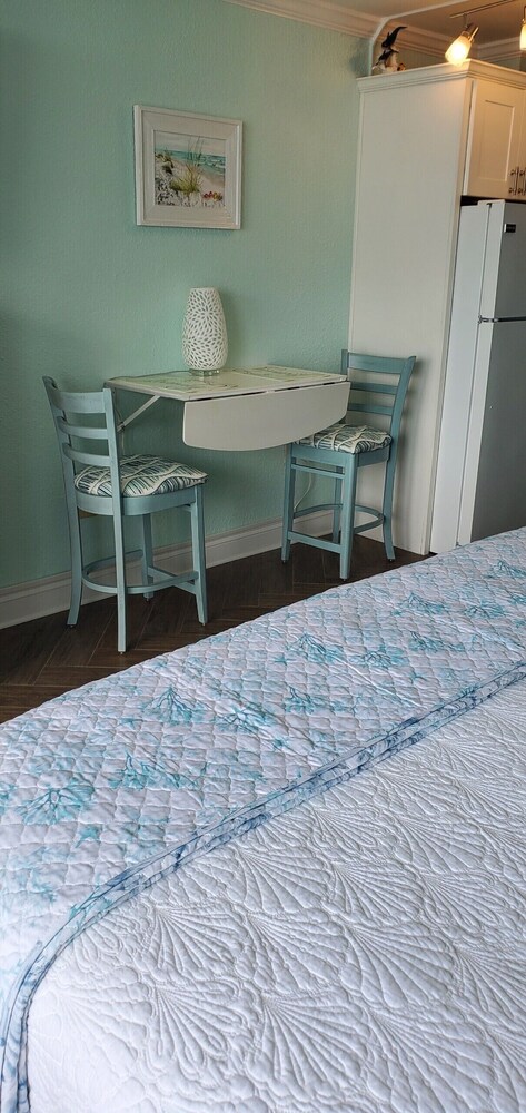 Beach Lover's Retreat - Romantic Oceanfront couples suite