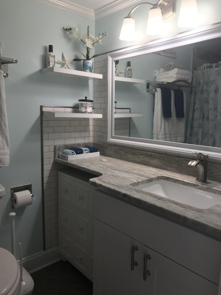 Beach Lover's Retreat - Romantic Oceanfront couples suite