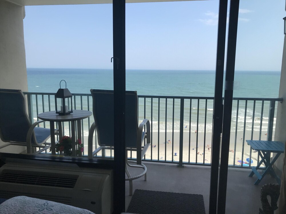 Beach Lover's Retreat - Romantic Oceanfront couples suite