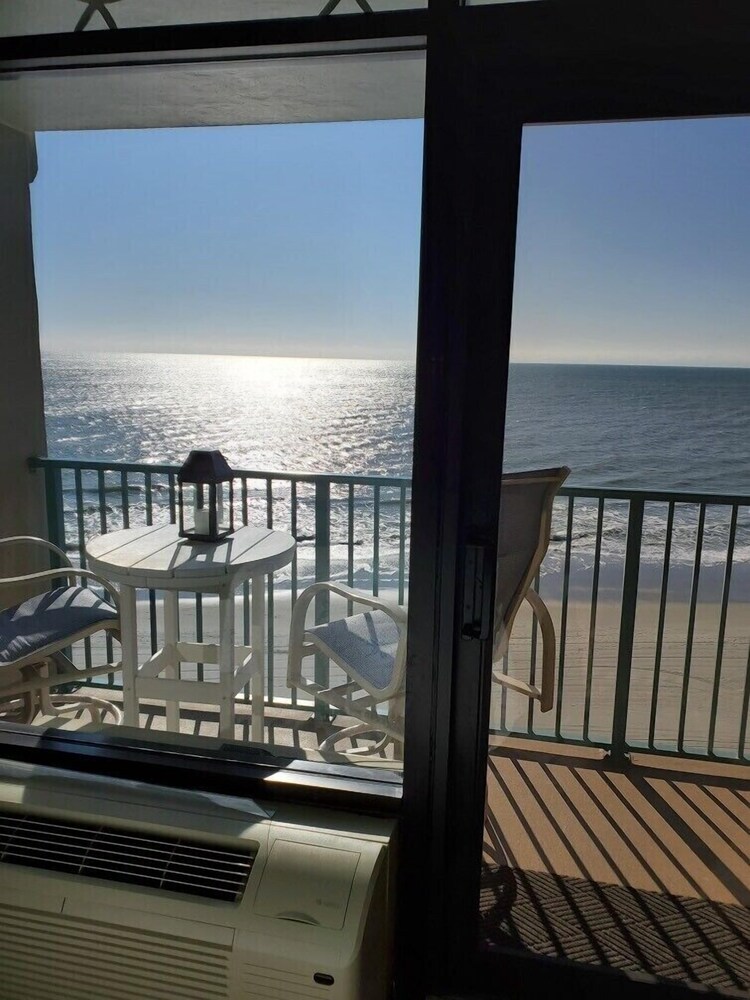 Beach Lover's Retreat - Romantic Oceanfront couples suite