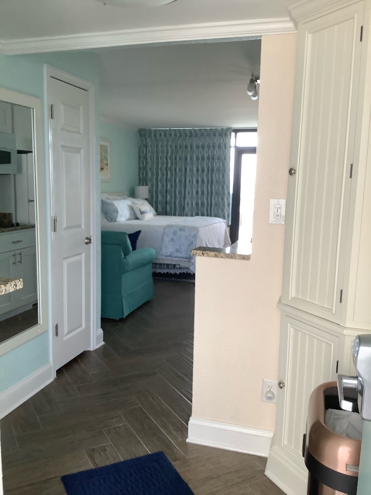 Beach Lover's Retreat - Romantic Oceanfront couples suite