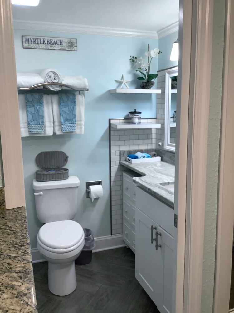 Beach Lover's Retreat - Romantic Oceanfront couples suite