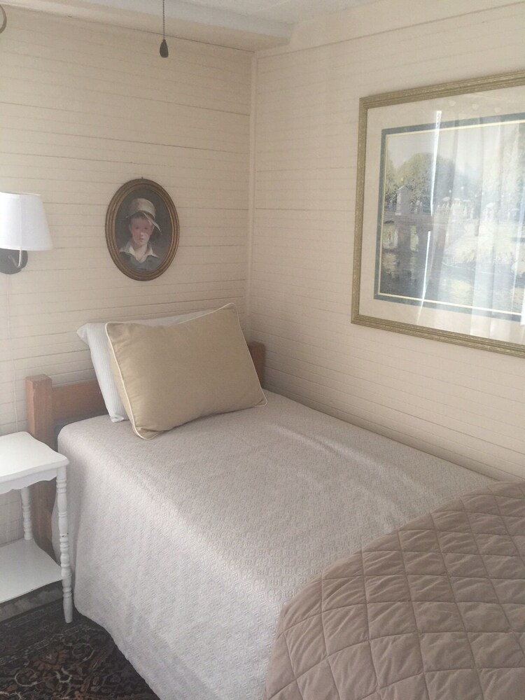 Charming Lakefront Retreat! Beautiful Sunset Views! Lake Waccamaw Vrbo