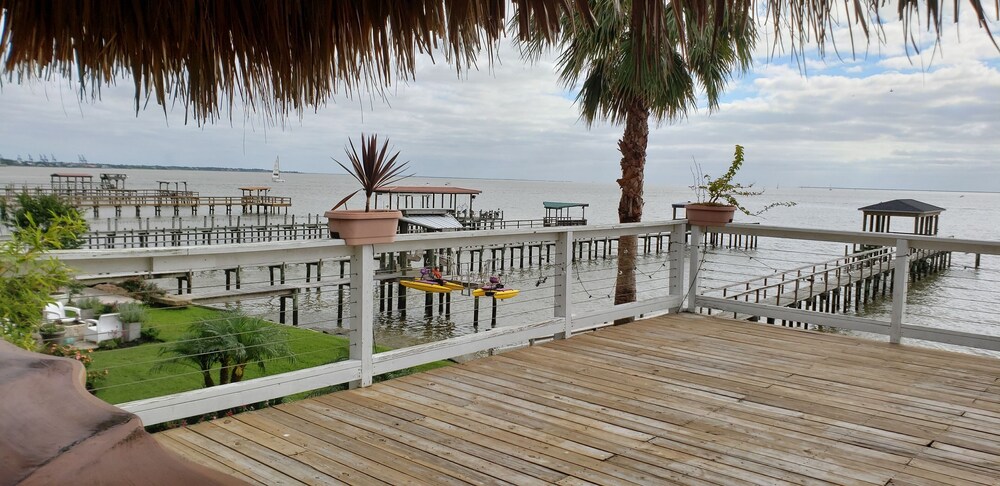 Kemah Boardwalk Pelicans Landing Vacation Rentals - Last Minute Deals!