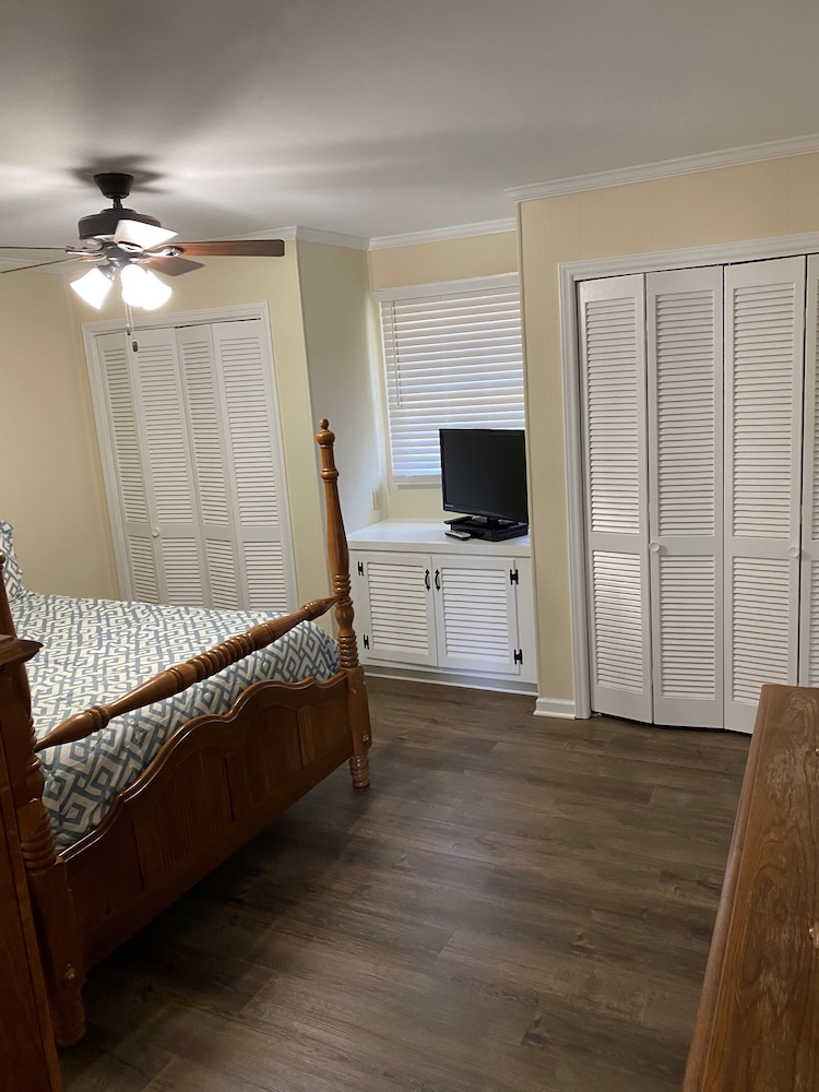Beautiful 5 Bedroom, 3 Bath Lakefront House on Badin Lake, North Carolina