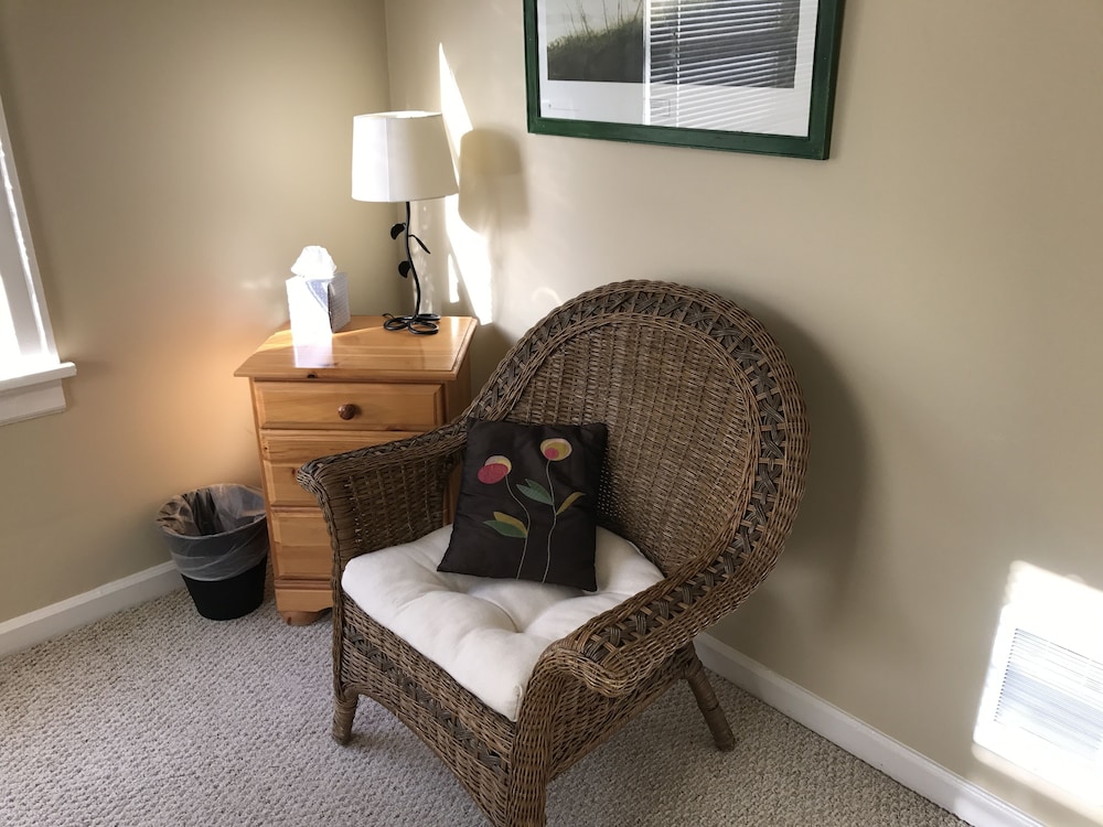 Manzanita Beach Charmer! Dog Friendly Home with a Short Walk to Beach