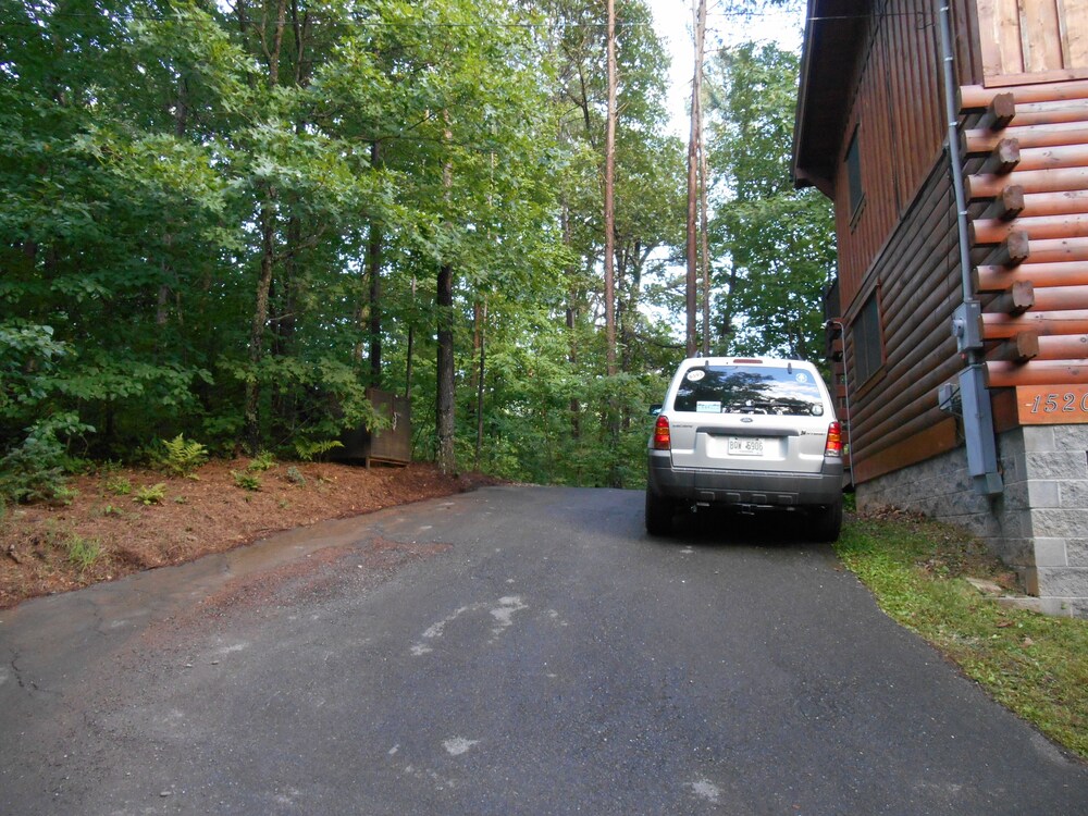 Central location between Gatlinburg, Pigeon Forge, and The Great Smoky Mountains