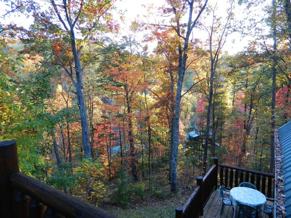 Central location between Gatlinburg, Pigeon Forge, and The Great Smoky Mountains