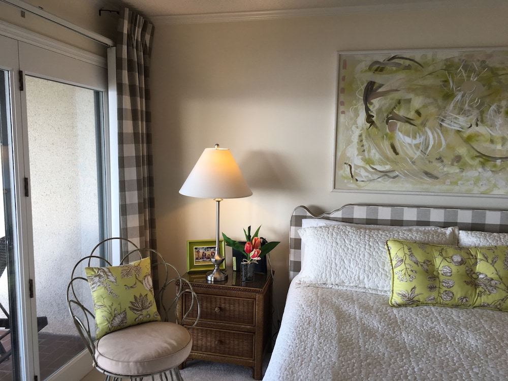 Oceanside Condo at Pier Pointe with Beach View and Pool, 10 off for 7