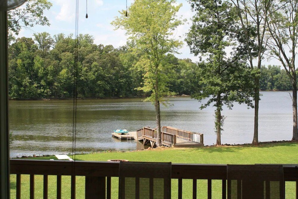 2 BR House with Lake Frontage, Floating Dock, and Boat Launch