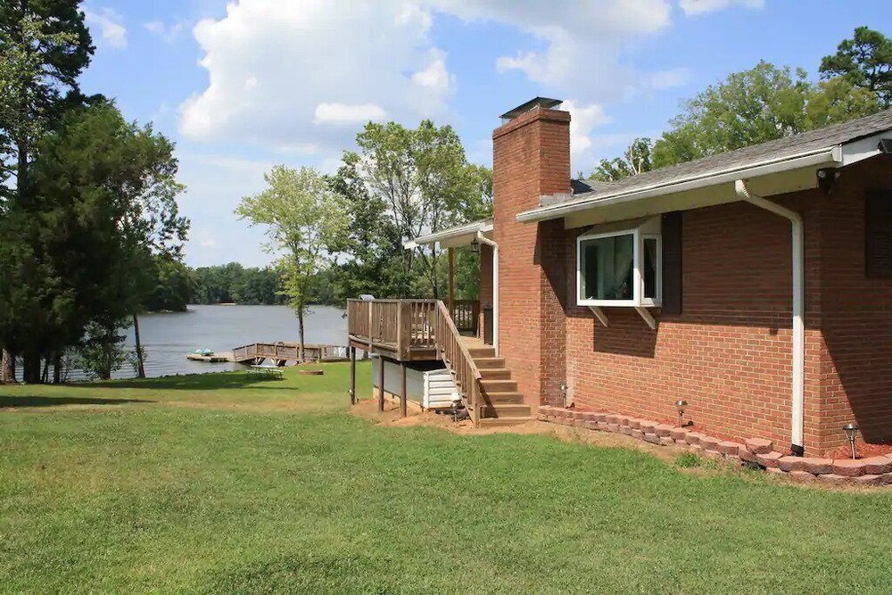 2 BR House with Lake Frontage, Floating Dock, and Boat Launch