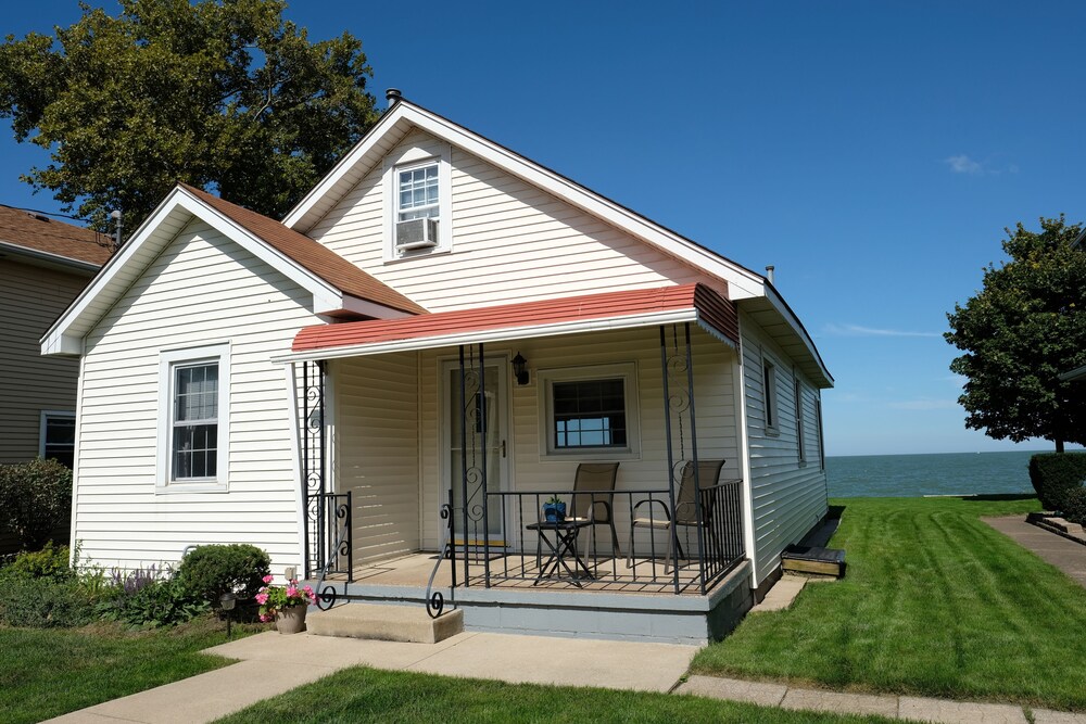 Lake Erie Lakefront Cottage