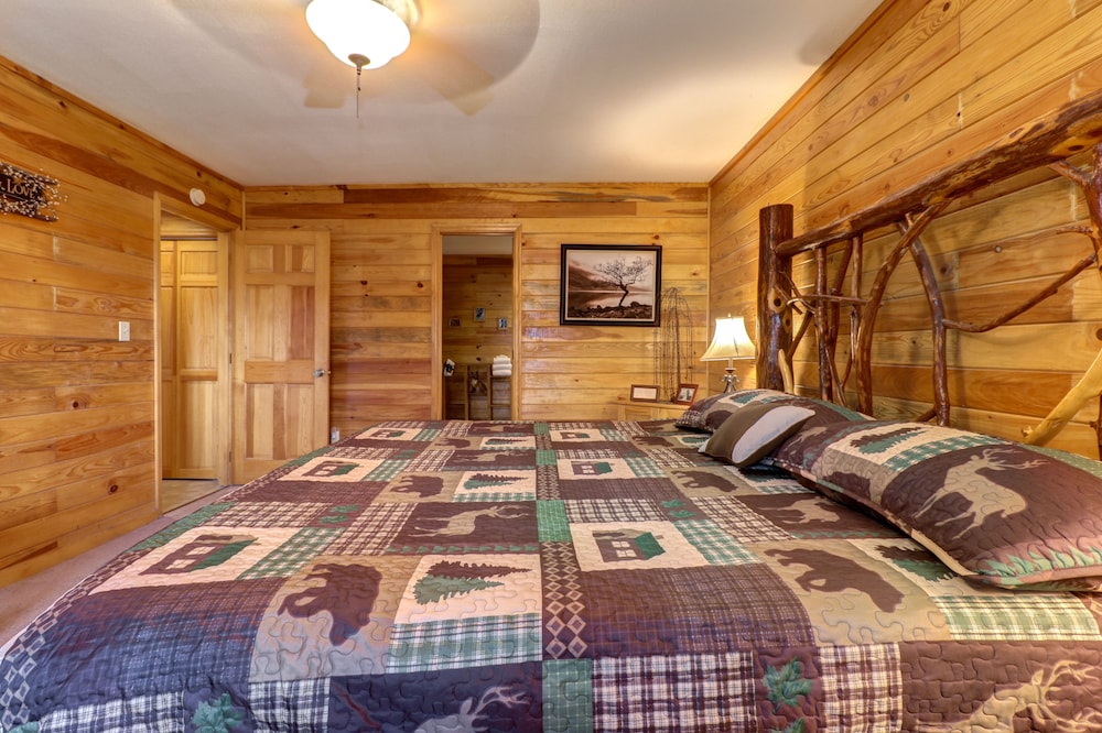Woodsy cabin with private hot tub, wood fireplace, pool table & air hockey table