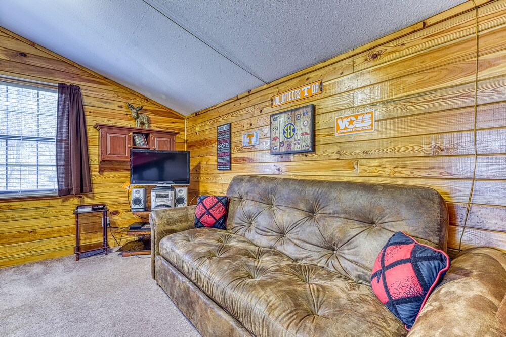 Woodsy cabin with private hot tub, wood fireplace, pool table & air hockey table