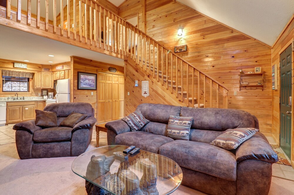 Woodsy cabin with private hot tub, wood fireplace, pool table & air hockey table
