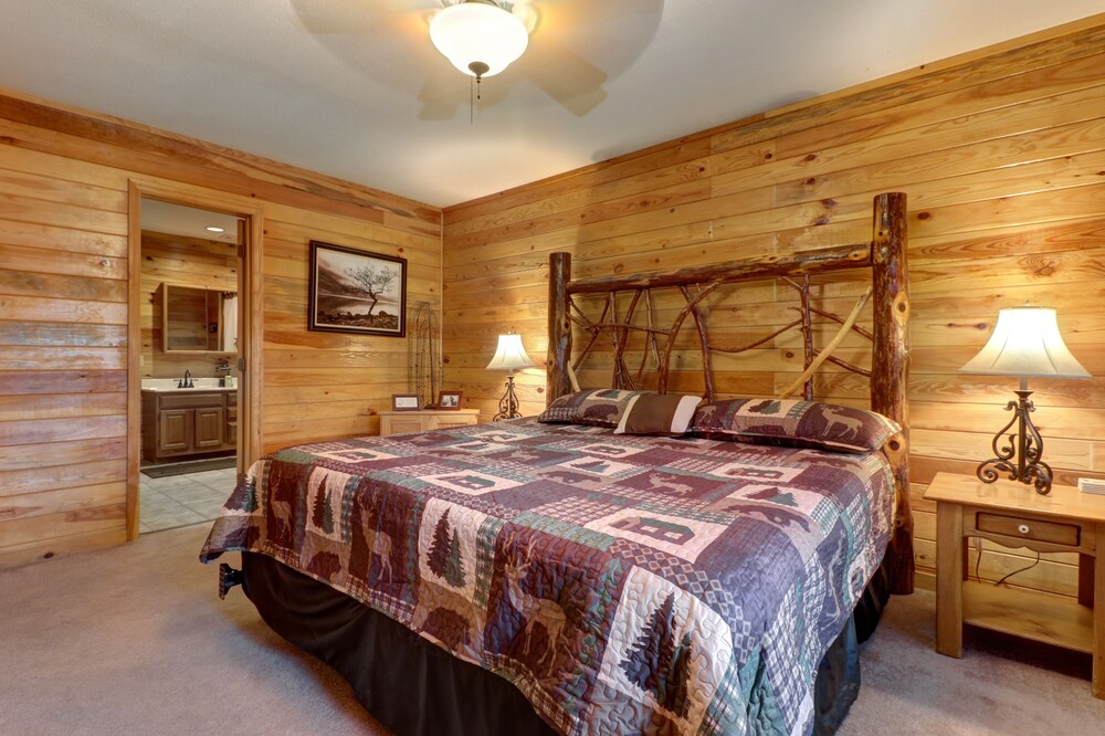 Woodsy cabin with private hot tub, wood fireplace, pool table & air hockey table