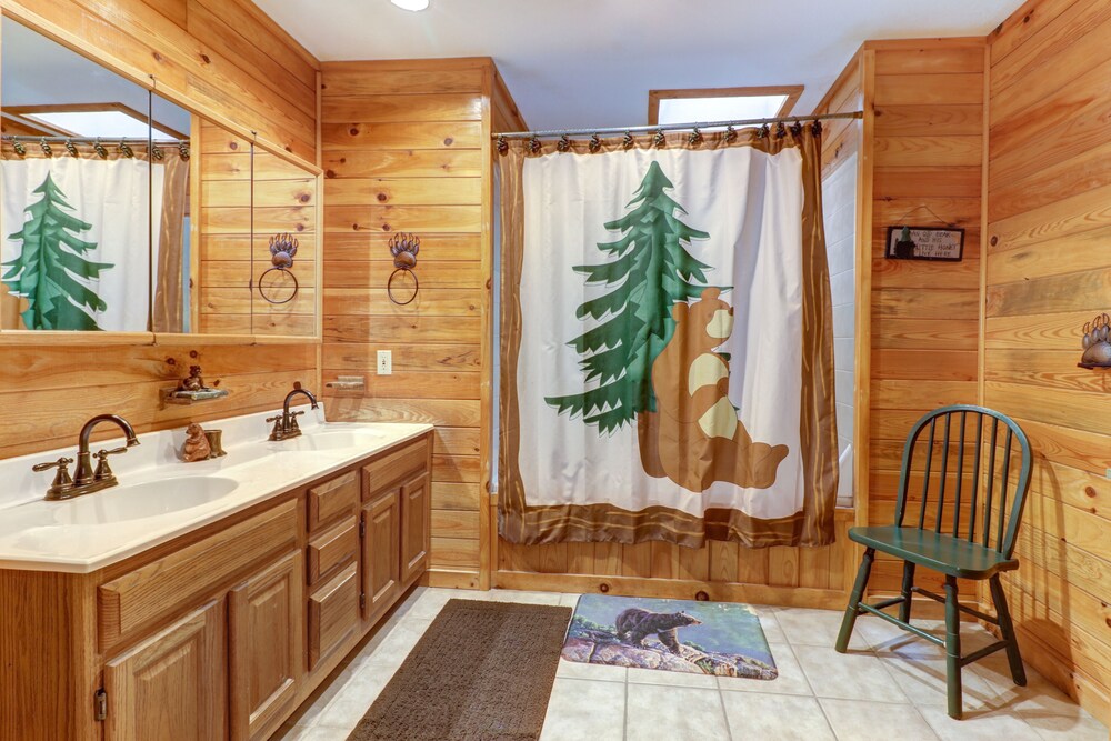 Woodsy cabin with private hot tub, wood fireplace, pool table & air hockey table