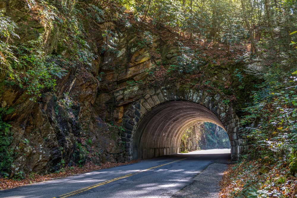 Woodsy cabin with private hot tub, wood fireplace, pool table & air hockey table