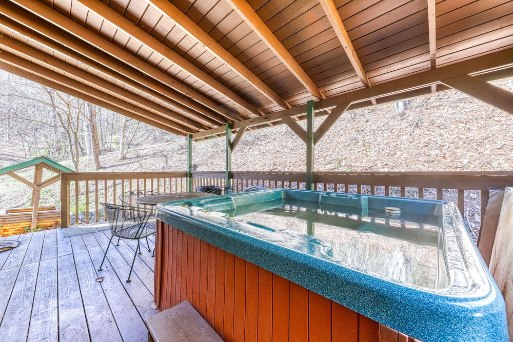 Woodsy cabin with private hot tub, wood fireplace, pool table & air hockey table