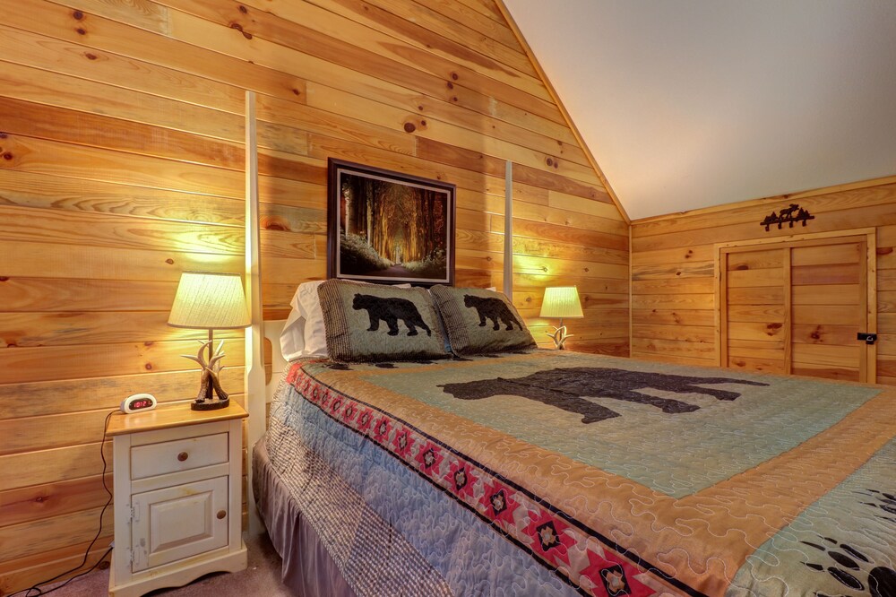 Woodsy cabin with private hot tub, wood fireplace, pool table & air hockey table