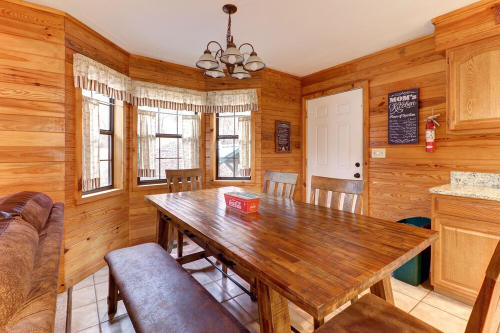 Woodsy cabin with private hot tub, wood fireplace, pool table & air hockey table