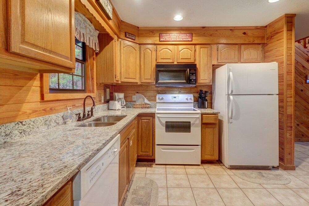 Woodsy cabin with private hot tub, wood fireplace, pool table & air hockey table