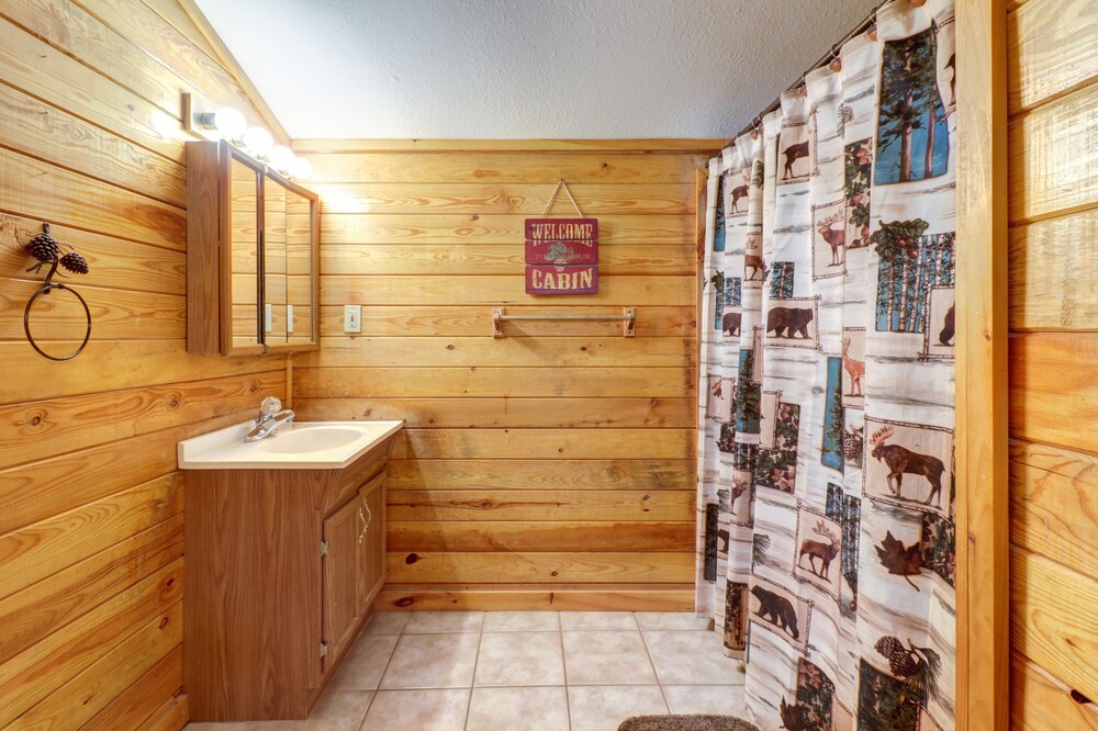 Woodsy cabin with private hot tub, wood fireplace, pool table & air hockey table