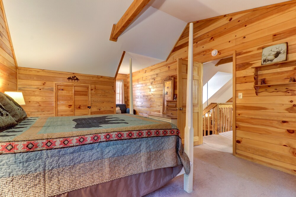 Woodsy cabin with private hot tub, wood fireplace, pool table & air hockey table