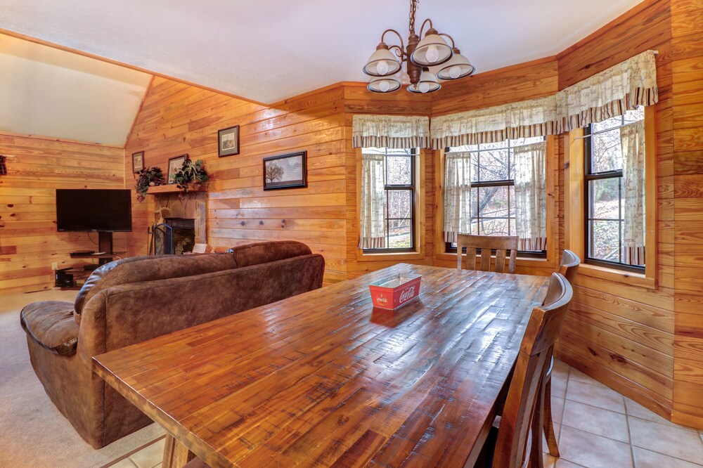 Woodsy cabin with private hot tub, wood fireplace, pool table & air hockey table