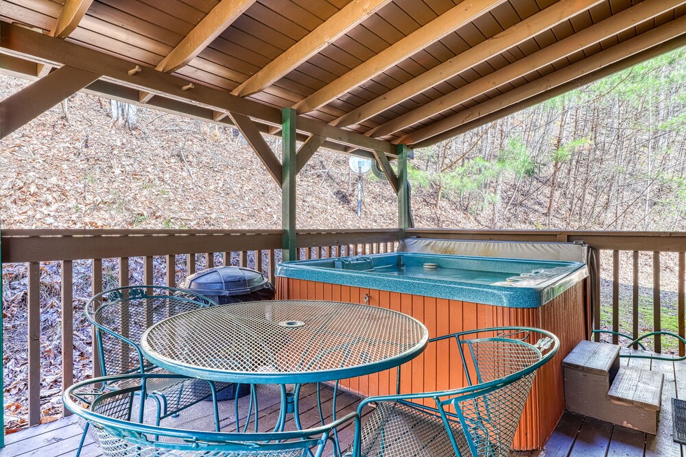 Woodsy cabin with private hot tub, wood fireplace, pool table & air hockey table