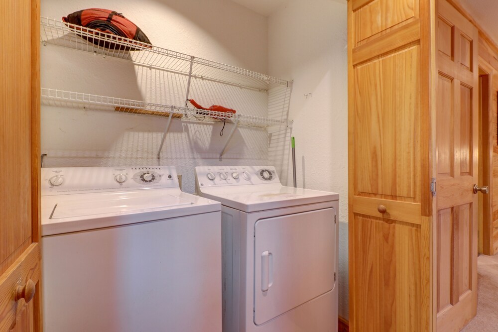 Woodsy cabin with private hot tub, wood fireplace, pool table & air hockey table