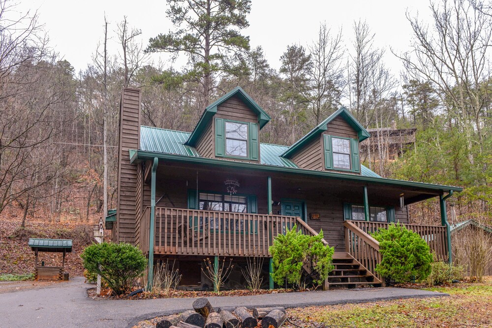 Woodsy cabin with private hot tub, wood fireplace, pool table & air hockey table