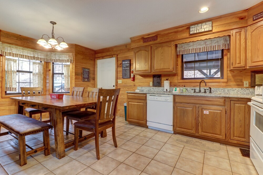 Woodsy cabin with private hot tub, wood fireplace, pool table & air hockey table